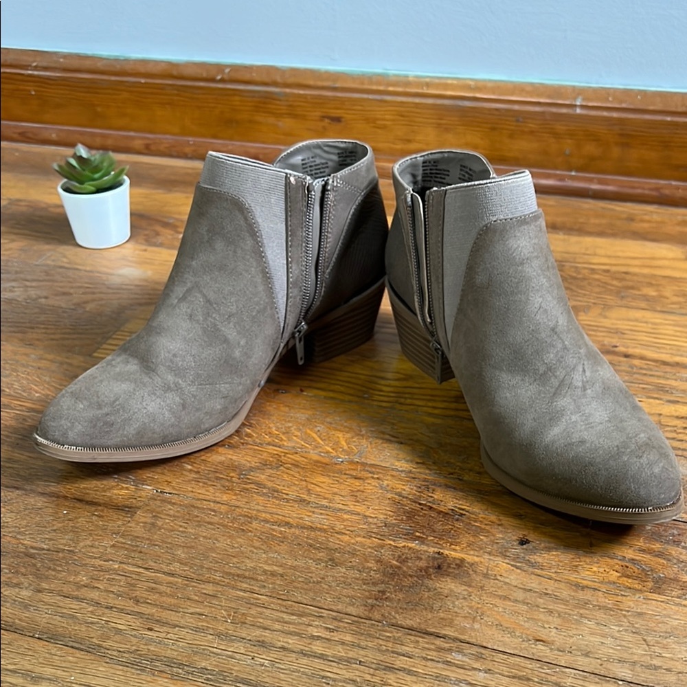 Simply Vera ,ankle boots .taupe color